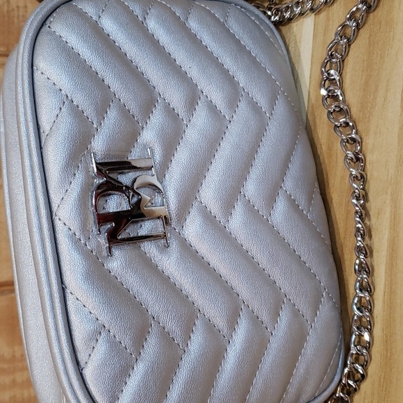 Badgley Mischka NWT Silver Metallic Grey Crossbody Bag - Picture 2 of 8